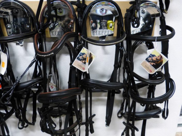 Reitsport-Sortiment bei Holzner Pferdefutter