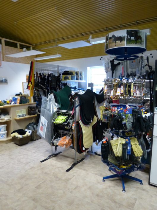 Reitsport-Sortiment bei Holzner Pferdefutter